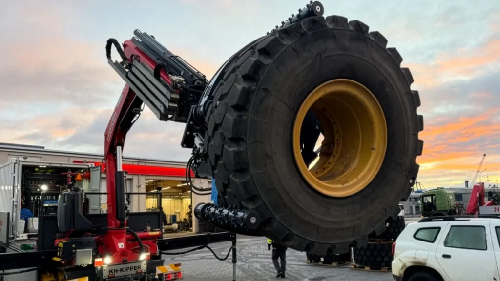 N1 Iceland handles OTR tyres with an Easy Gripper 2400-2T and Crane Module D mounted on a on Fassi Crane