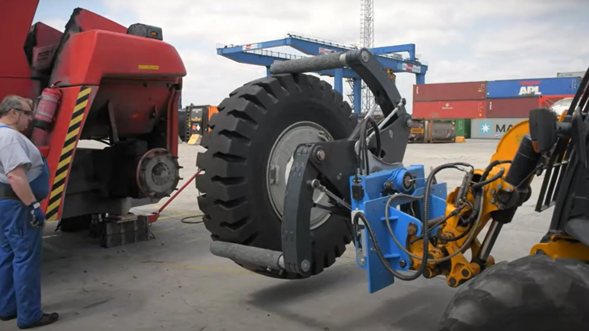 ATRA Kecskemét Kft - on-site tyre service at port / container terminal using Easy Gripper 2400-2T Compact