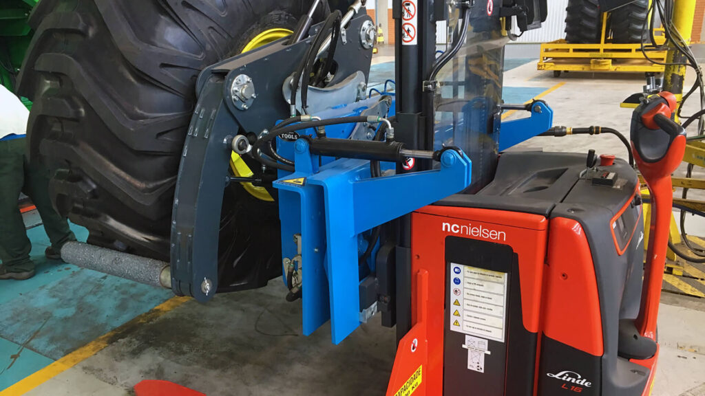 Linde electrical stackers dance with brazilian tractor tyres