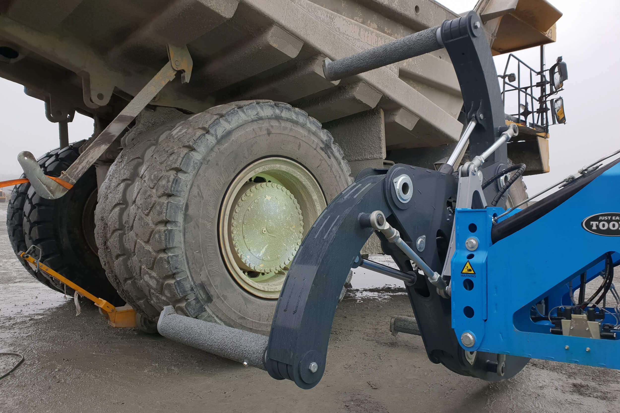 Easy Gripper 3100-4T handles tyres up to 4 ton