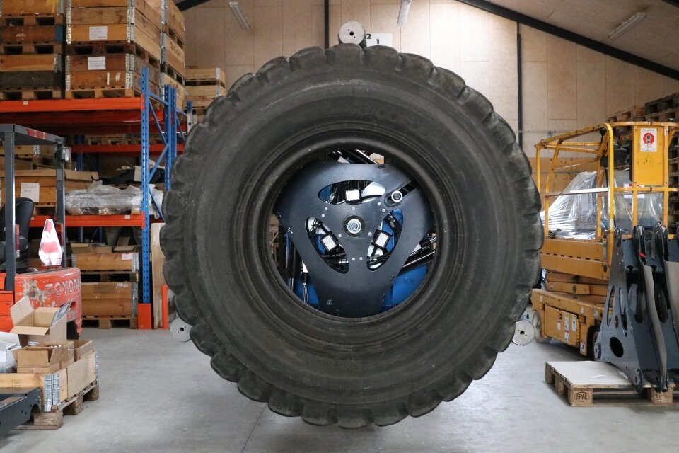 Similar products often have only two gripper arms. JET's editions have three. The bottom two lift the tyre while the top holds it firmly. The stability and security should therefore be greatly increased.