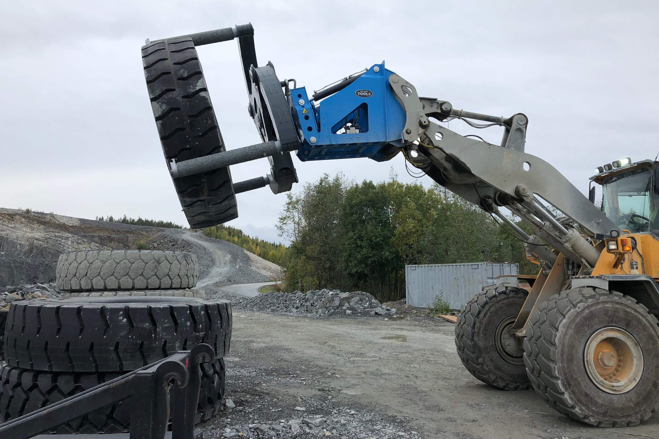 Service de pneus à Bjørkdalsgruven, en Suède, avec l'Easy Gripper 3100-4T