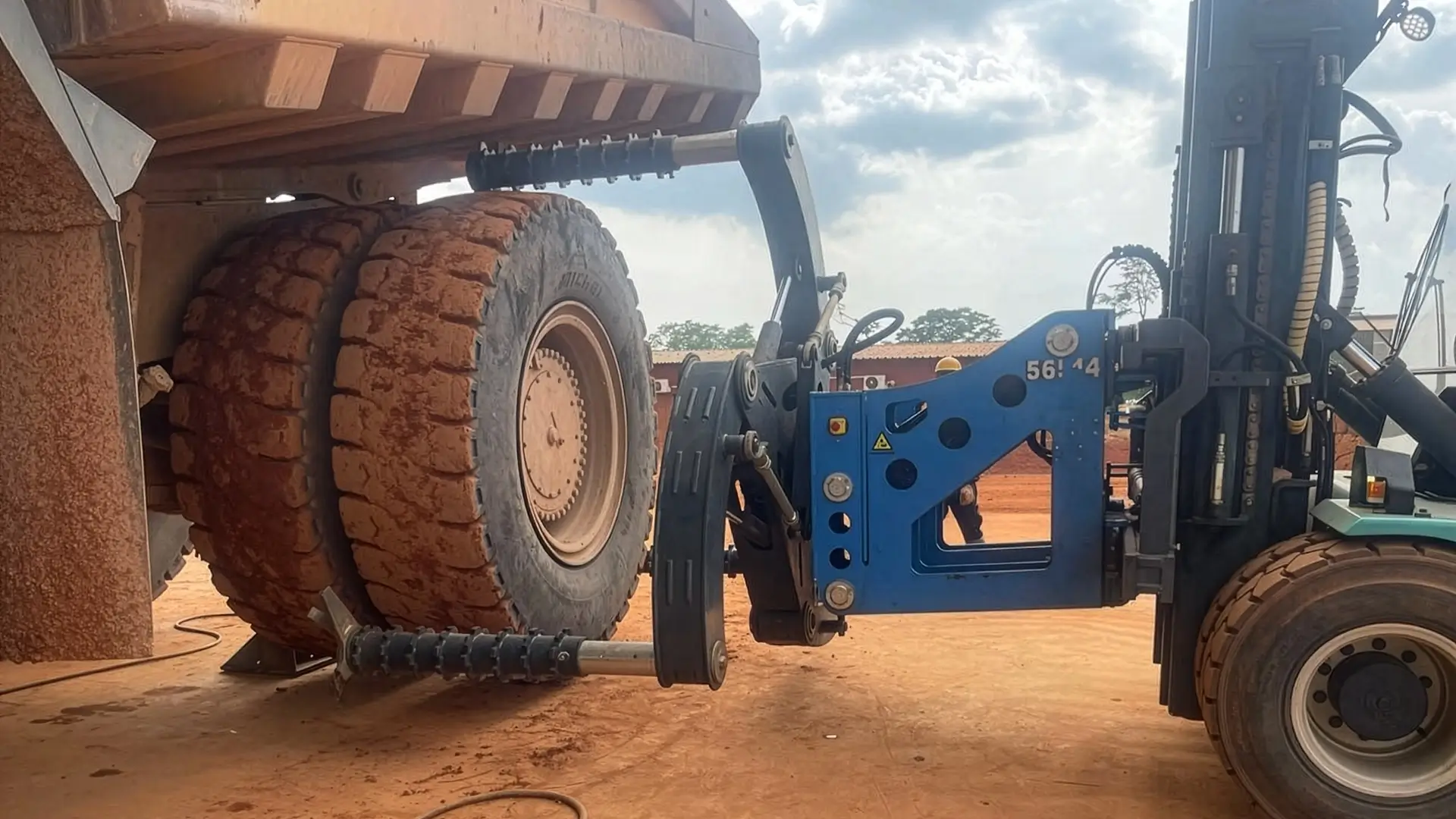 Safe handling of large OTR tyres in Africa using Easy Gripper 3400-5T