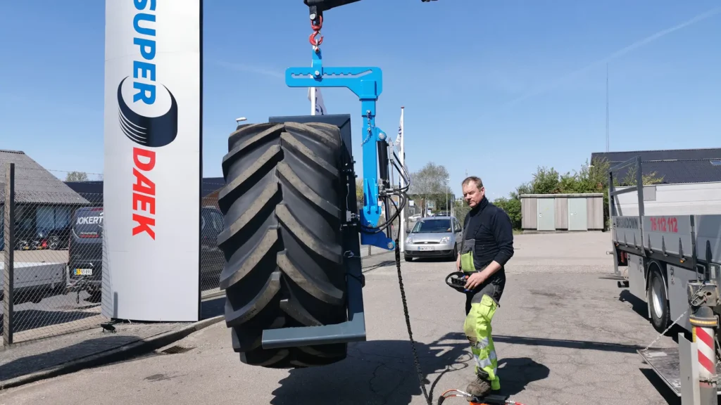 Easy Gripper Crane - for handling of AGRO and small OTR tyres