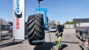 Easy Gripper Crane - for handling of AGRO and small OTR tyres