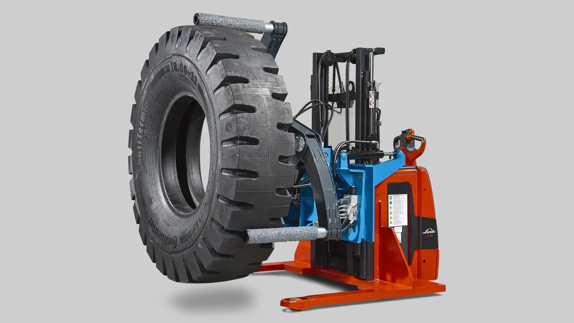 The Easy Gripper Workshop solve issues with handling of big OTR tyres and wheels, with lift, tilt, rotation and movements in areas with narrow space