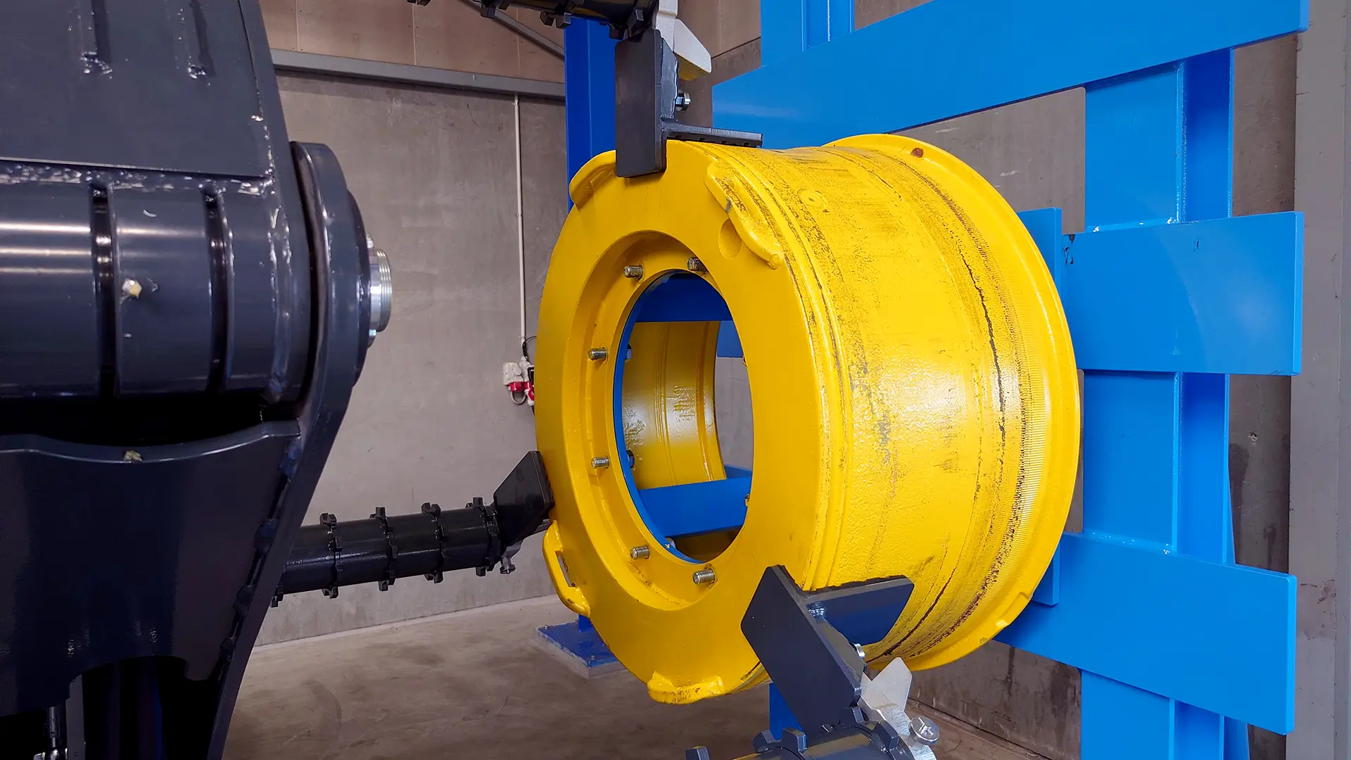 The RIM Handling tools are yet a safety and efficiency add-on to the Easy Gripper program and improve the handling of OTR rims.