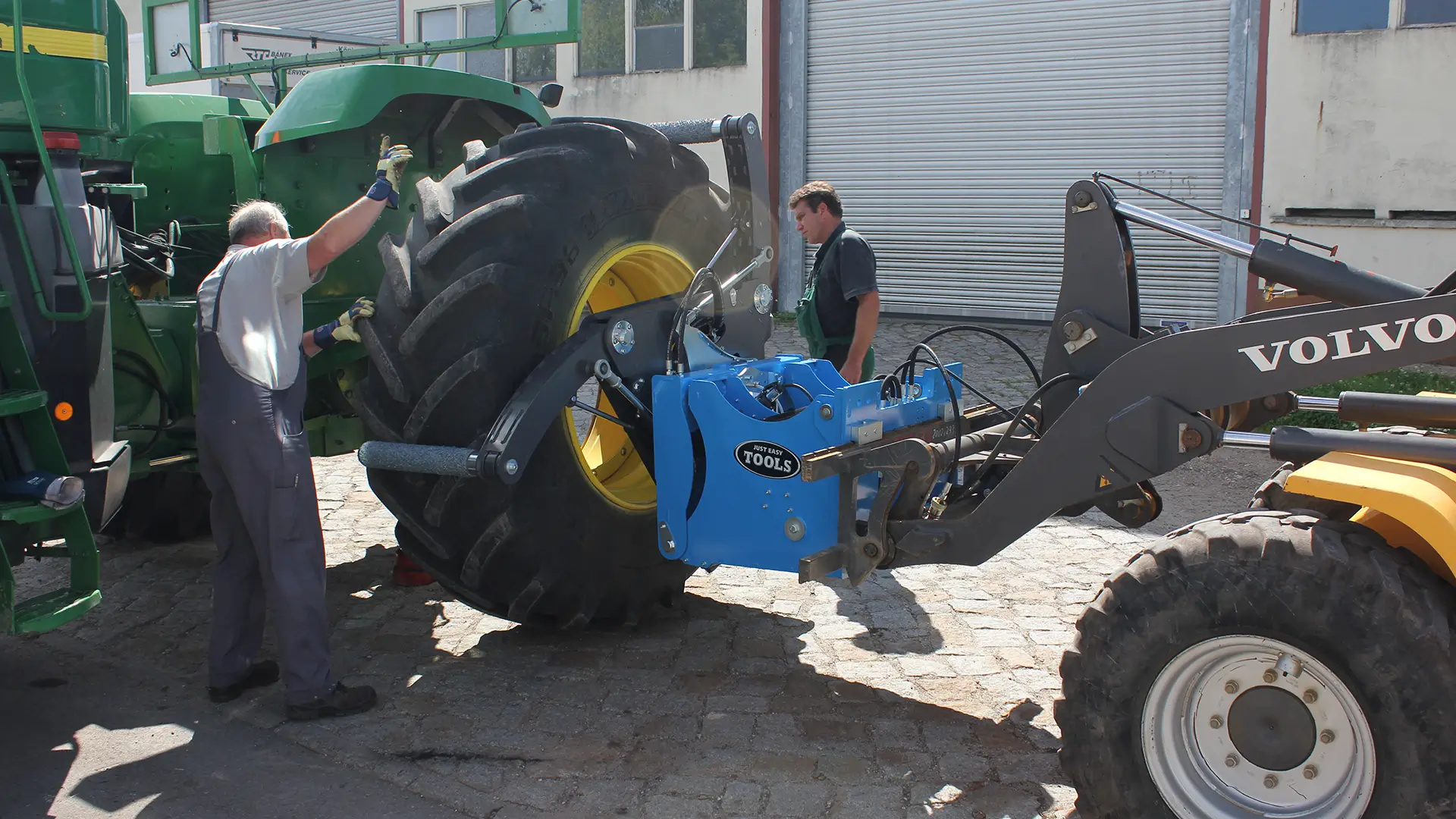 Easy Gripper 2160 used for safe handling of AGRO tyre