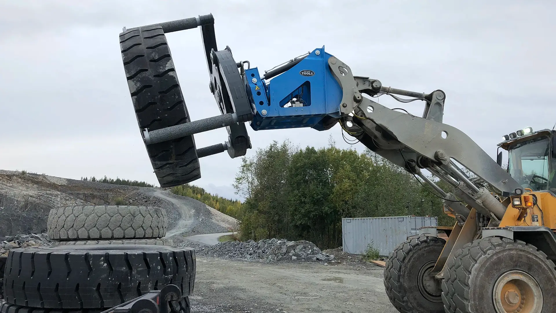 The Easy Gripper offer a safe and firm 3-point grip on the large OTR tyres