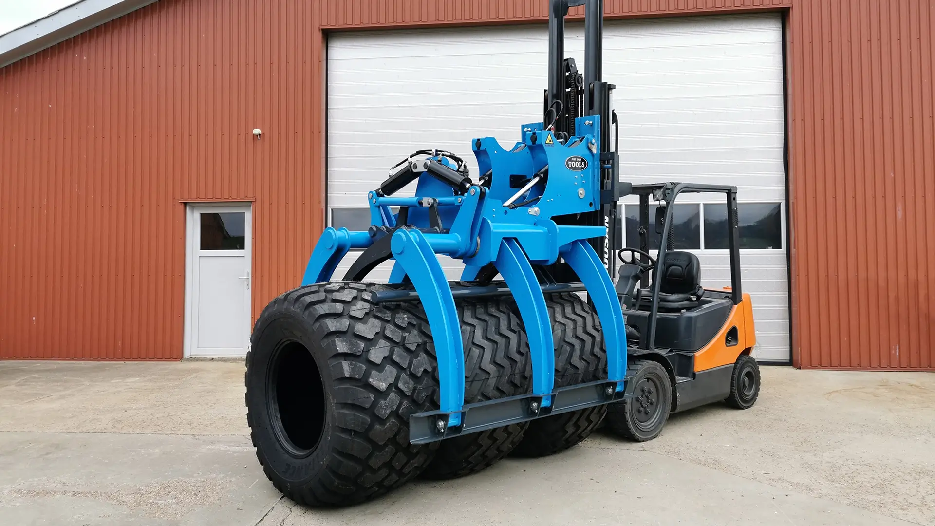 Easy Stacker 1600 for handling stacks of smaller OTR tyres