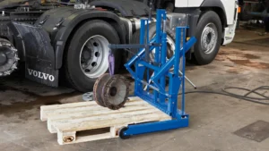 WTA500 Wheel trolley with WTK telescopic crane arm offers efficiency and good ergonomics when lifting disc brakes, brake drums, callipers, etc.