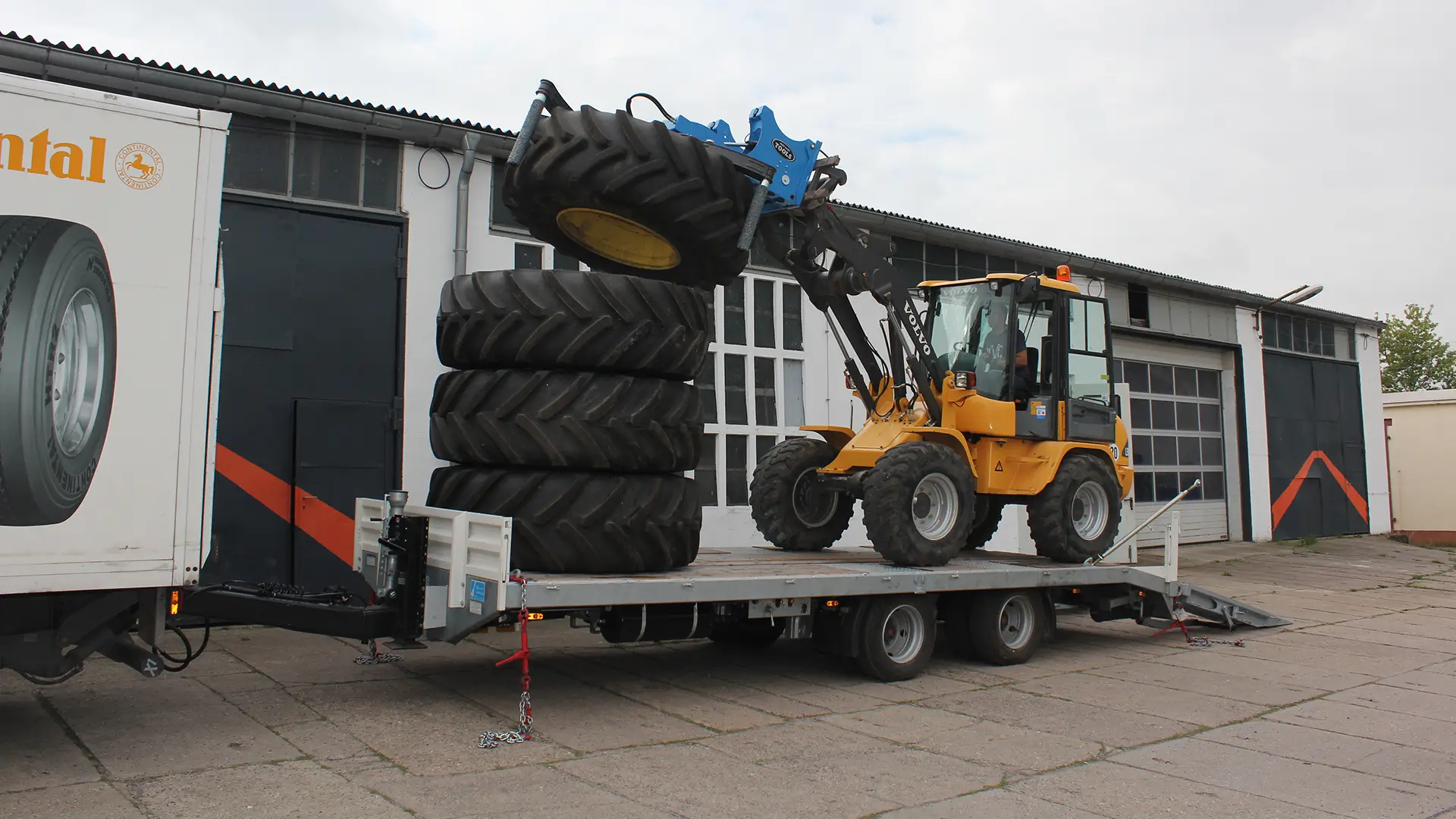 Easy Gripper 2160 used for safe stacking and logistics handling of AGRO tyres