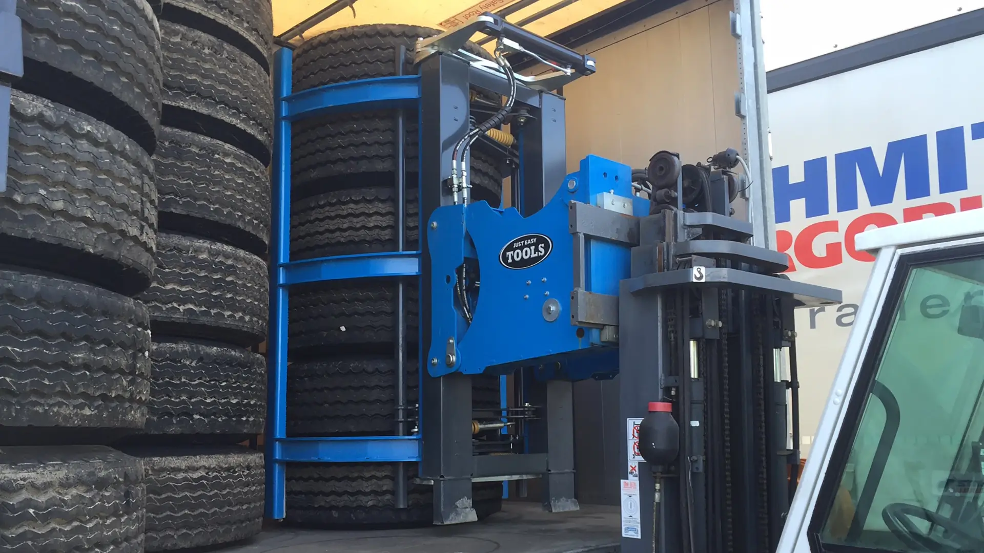 Easy Stacker 1200 for handling stacks of truck tyres