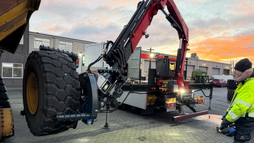 N1 Iceland handles OTR tyres with an Easy Gripper 2400-2T and Crane Module D mounted on a on Fassi Crane