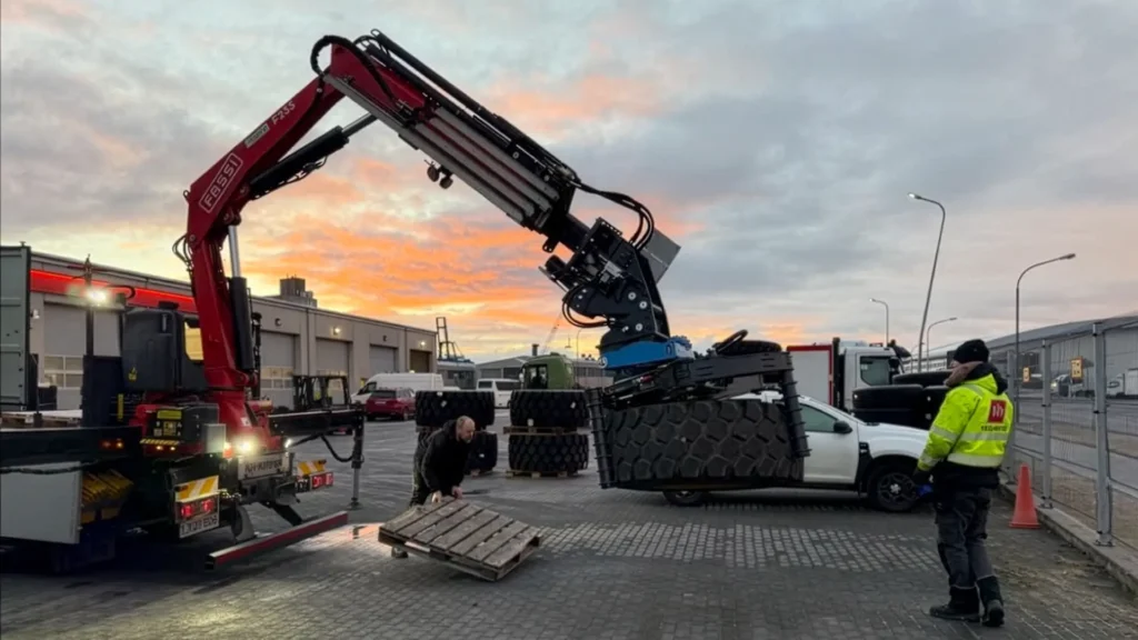 N1 Iceland handles OTR tyres with an Easy Gripper 2400-2T and Crane Module D mounted on a on Fassi Crane