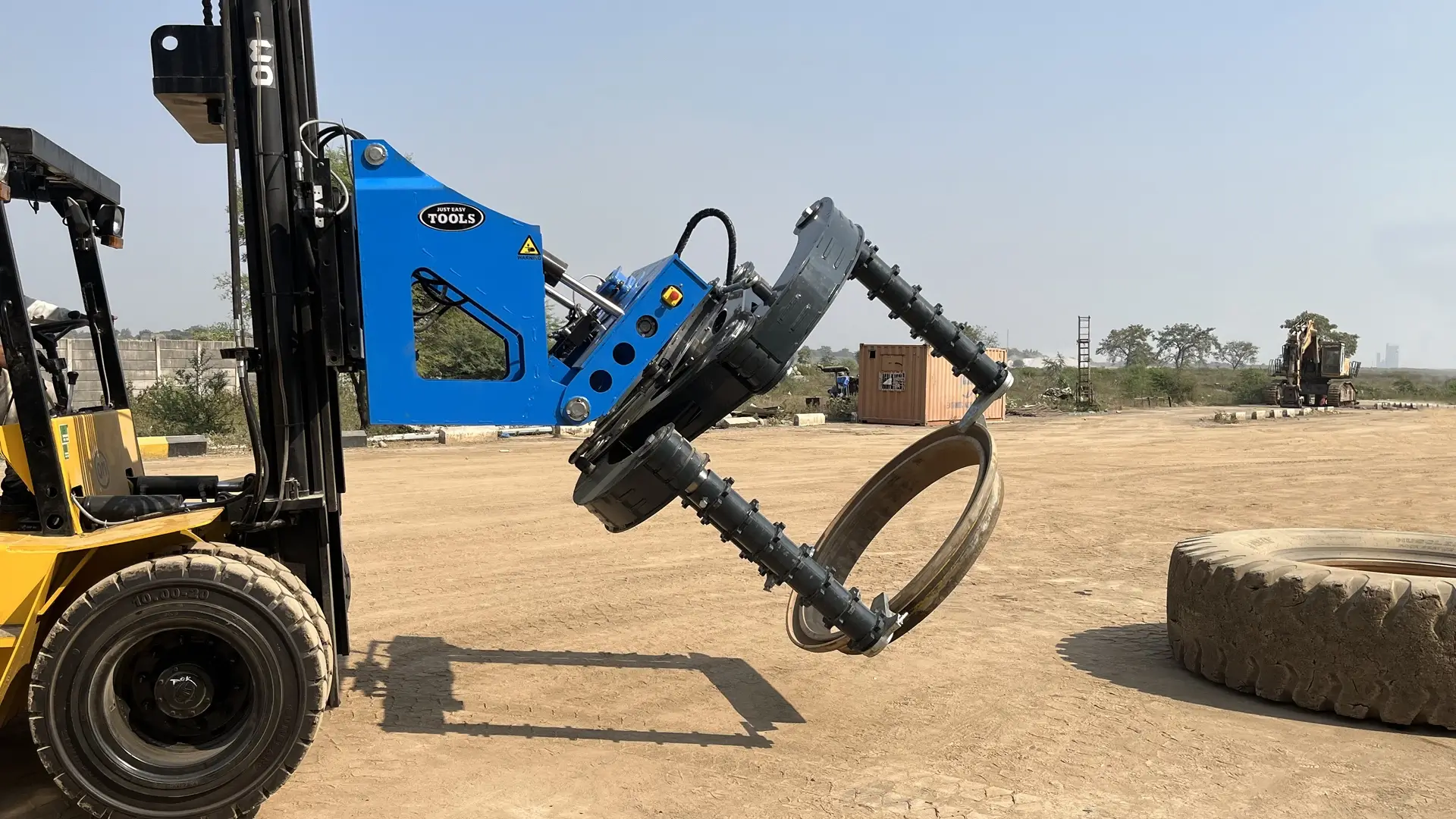 Easy Gripper 2800-3.2T with Ring Handling Tools - that enables the tyre fitter to handle Locking Rings, O-Rings, Side Rings and Bead Seat Bands in a safe and secure manner.