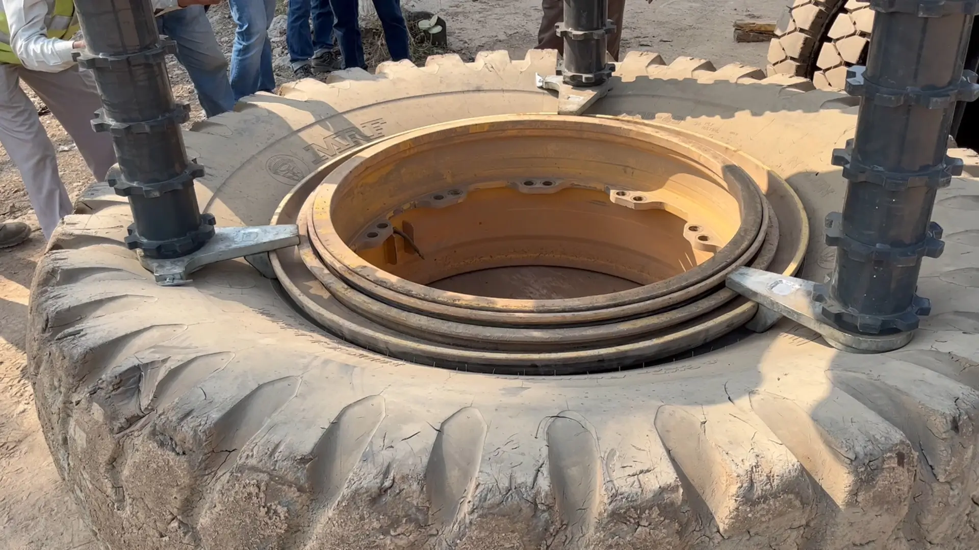 The unique Ring Handling Tools enables the tyre fitter to handle Locking Rings, O-Rings, Side Rings and Bead Seat Bands in a safe and secure manner