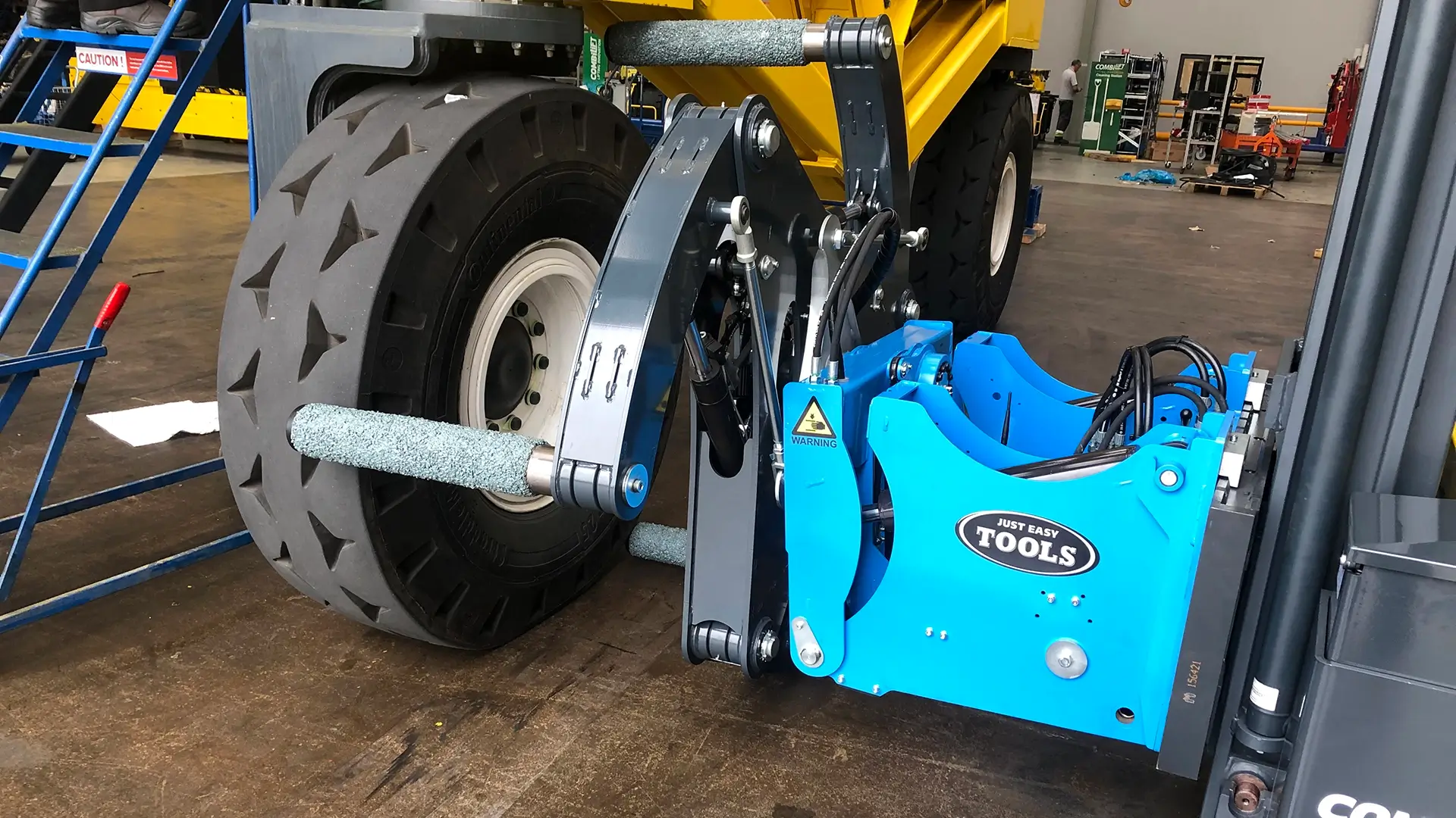 The Easy Gripper Workshop 2T solve issues with handling of big OTR tyres and wheels, with lift, tilt, rotation and movements in areas with narrow space.