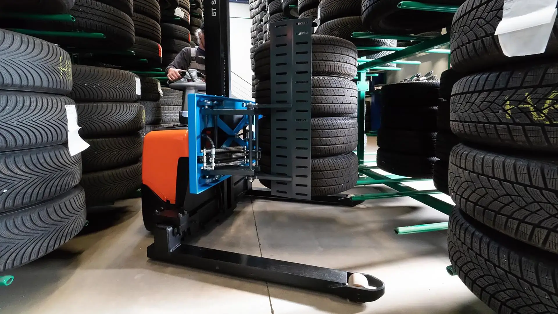 Safe handling of stacks of cars tyres using Easy Stacker 800