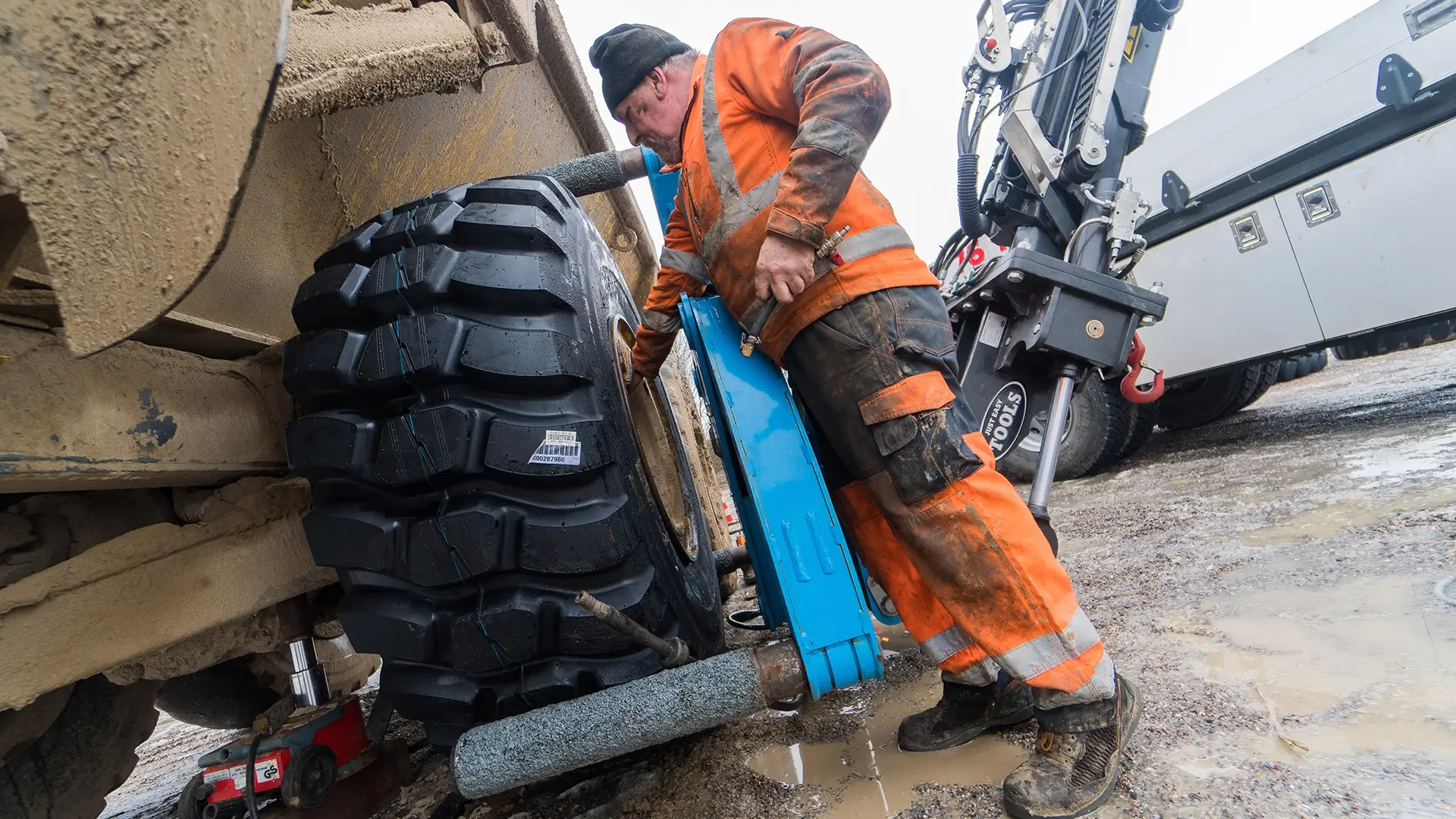 Using the Easy Gripper as protection wall when inflating/deflating OTR tyres