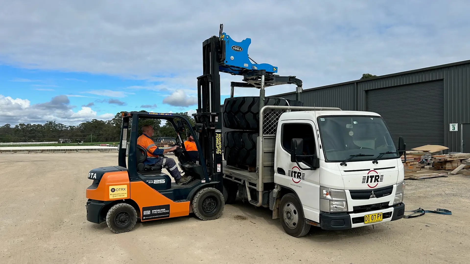 Specialised Tyre Solutions - offers on-site OTR tyre service using Easy Gripper 2160