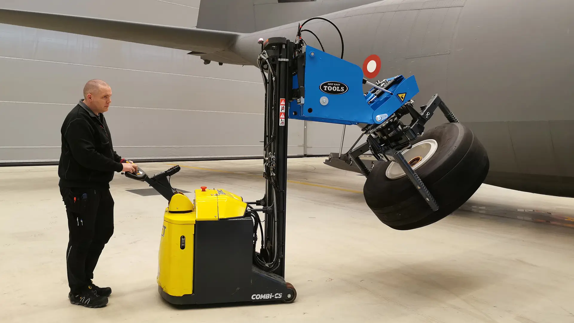 Easy Gripper 1700 - for safe handling of aircraft tyres
